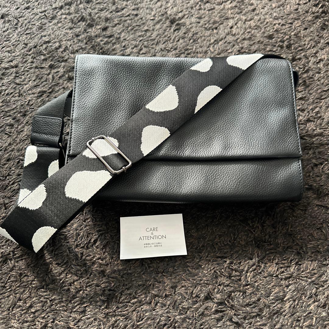 イアパピヨネ　本革　柄ワイドテープショルダーバッグ　ボディバッグ