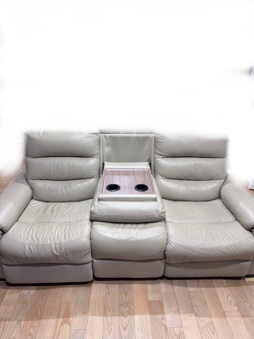 リクライニング機能付きライトベージュソファ