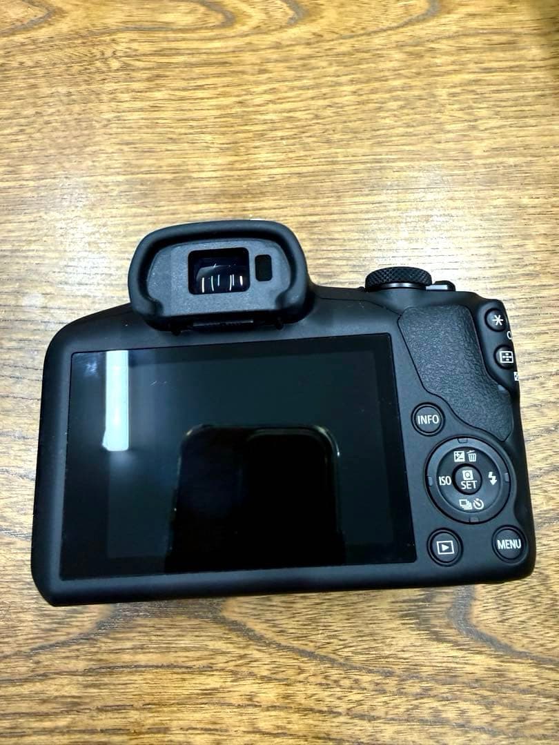 【極美品】Canon EOS R100 レンズキット★ショット数1000枚以下