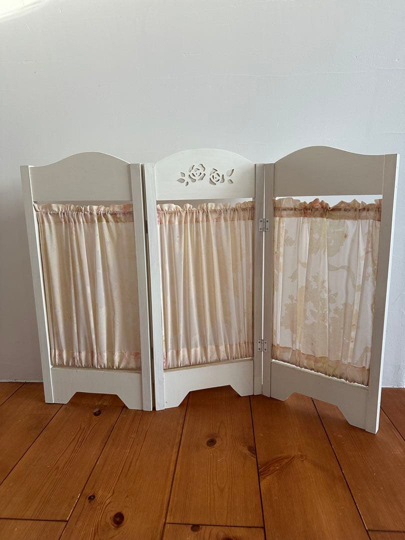 イマン/マニー木製パーテーション 花柄カーテン付き/アンティーク/ドール