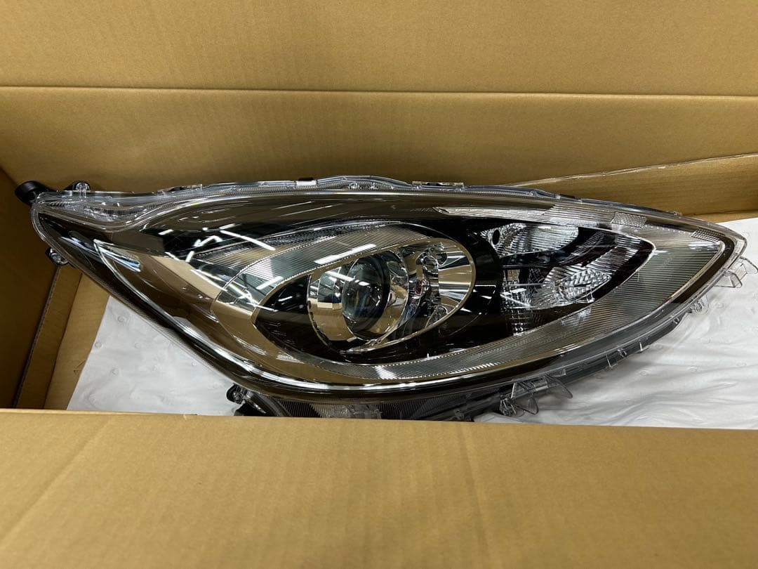 ！！新品、未使用品！！10アクア　後期ヘッドライト運転席側