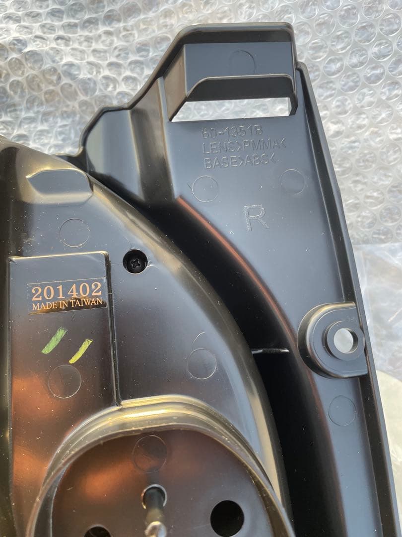 ヴァレンティ　ハイエース　スモークテールランプ運転席側のみ　未使用