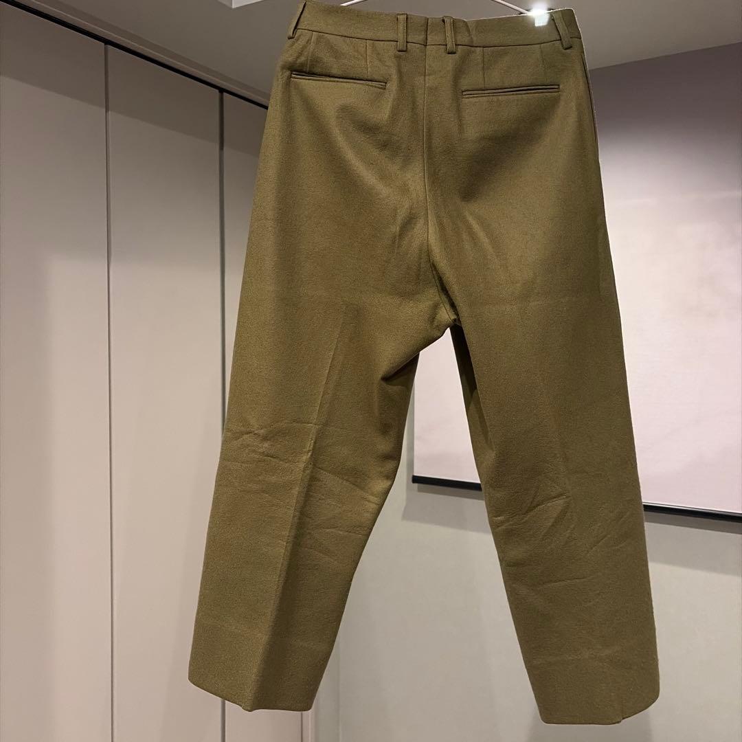 オリーブ色 テーパードスラックス