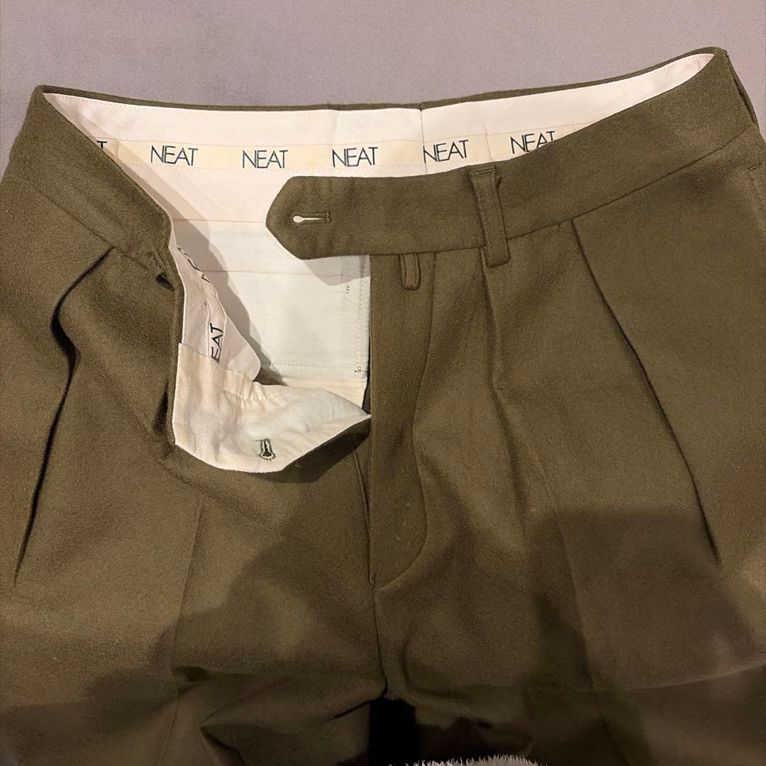 オリーブ色 テーパードスラックス