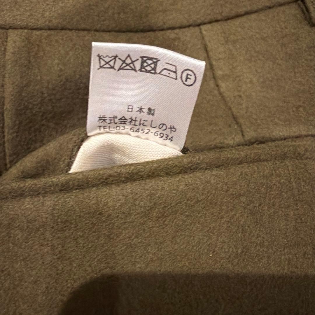 オリーブ色 テーパードスラックス