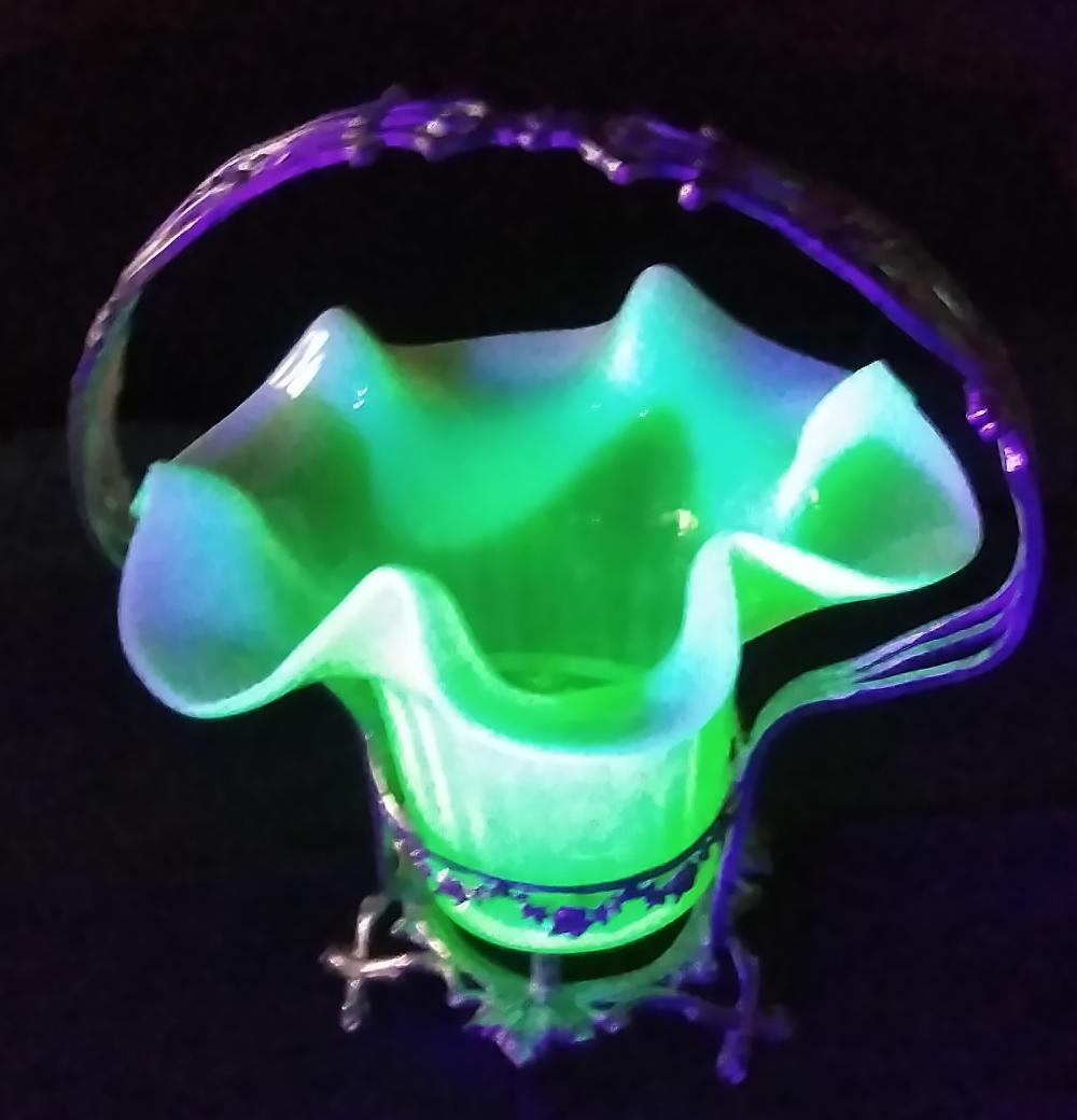 英国製ウランガラスのブライダル・バスケット