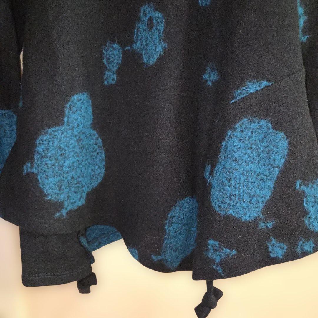 【慈雨】黒に青の花模様の圧縮ニット