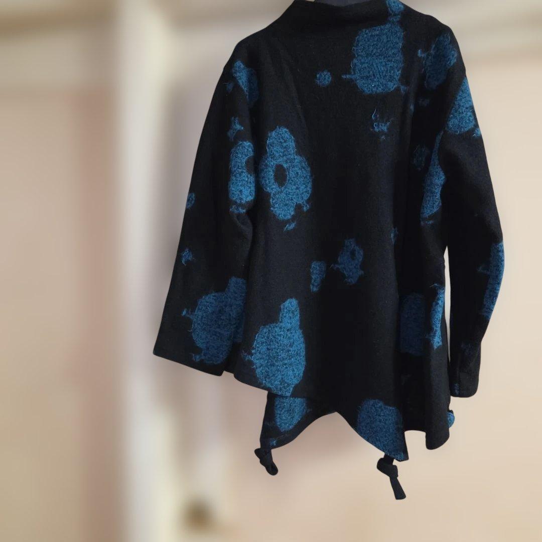 【慈雨】黒に青の花模様の圧縮ニット