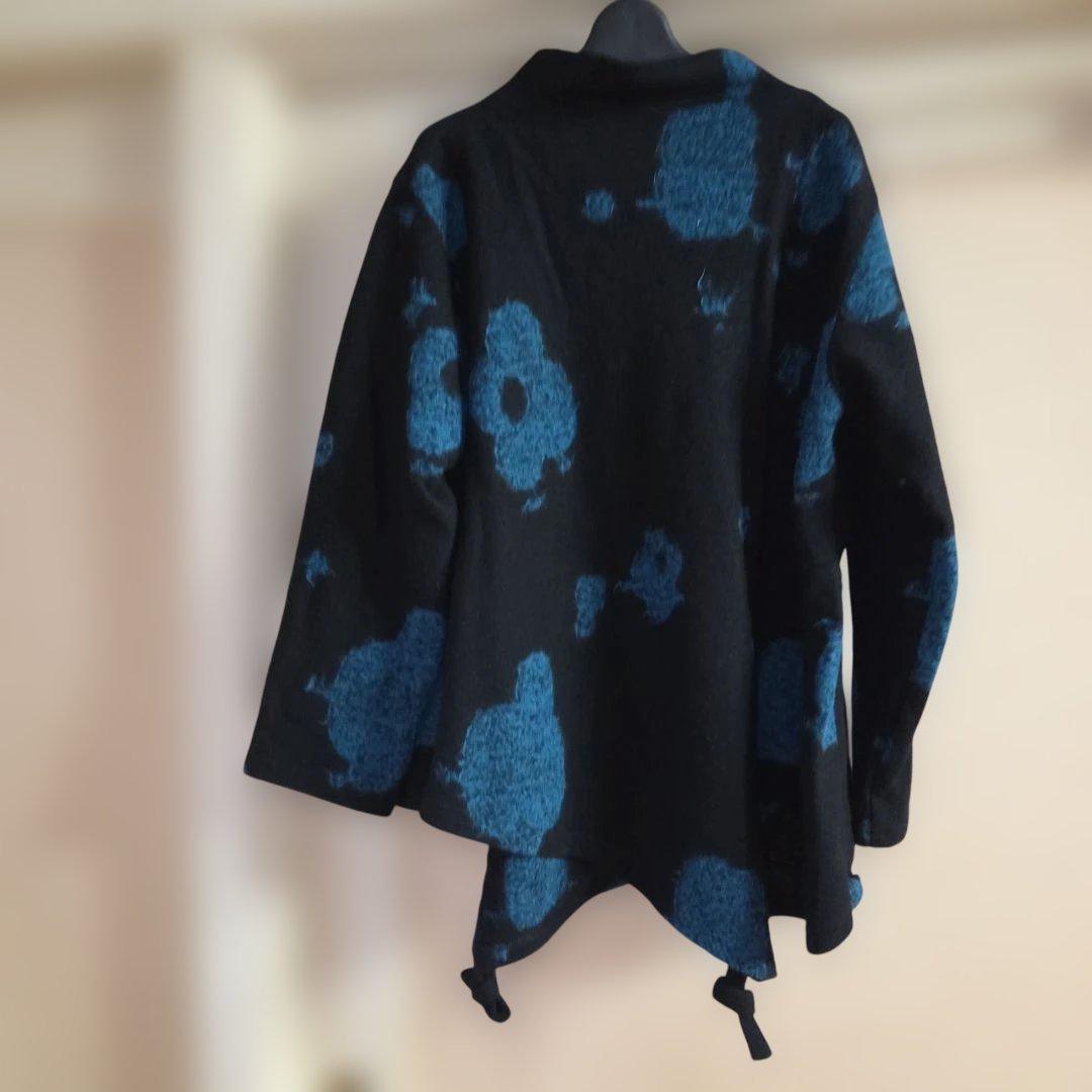 【慈雨】黒に青の花模様の圧縮ニット