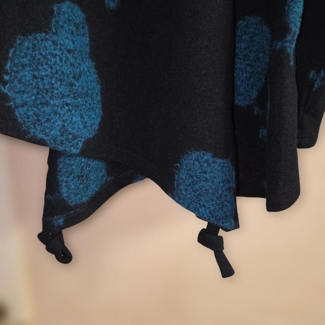 【慈雨】黒に青の花模様の圧縮ニット