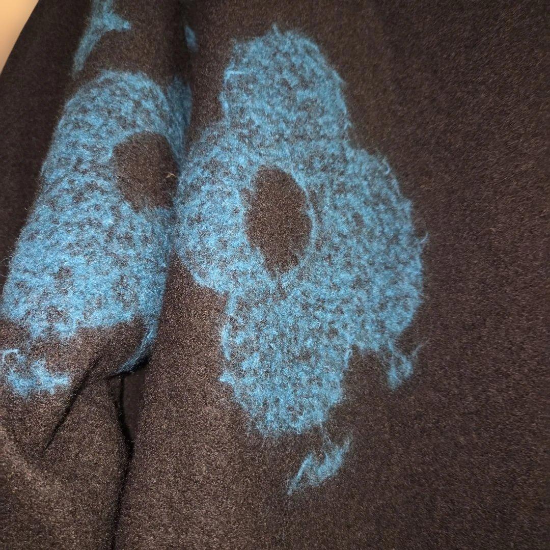 【慈雨】黒に青の花模様の圧縮ニット