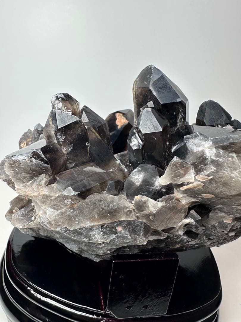 ✨特大 モリオンクラスター 1478g 台座付き 天然石置物 原石 魔除け