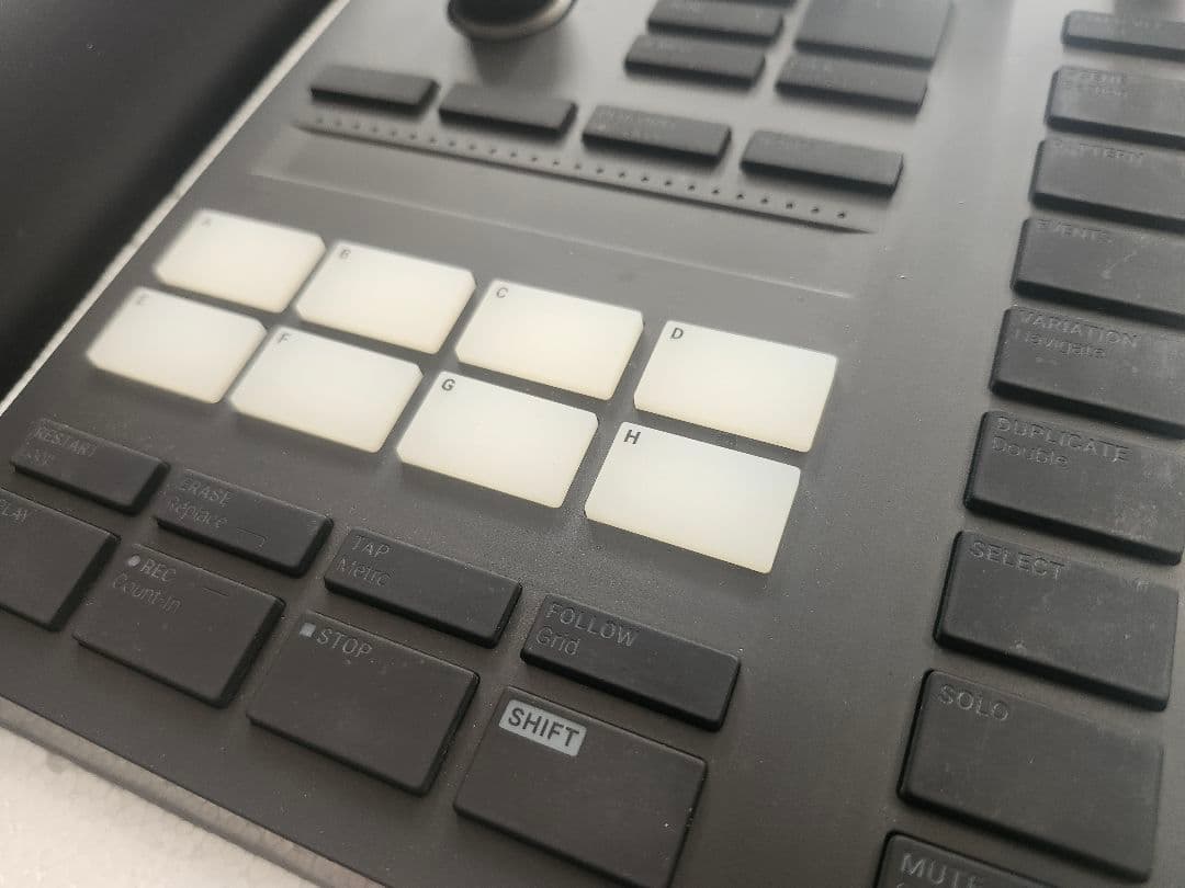 MASCHINE MK3 (専用スタンド付・説明書無し)