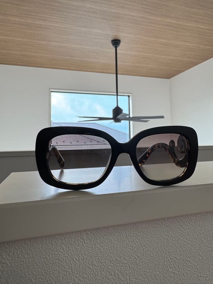 Prada スカラップデザイン サングラス　hyde