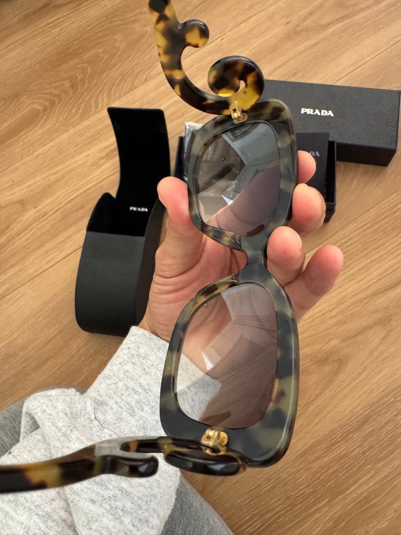 Prada スカラップデザイン サングラス　hyde