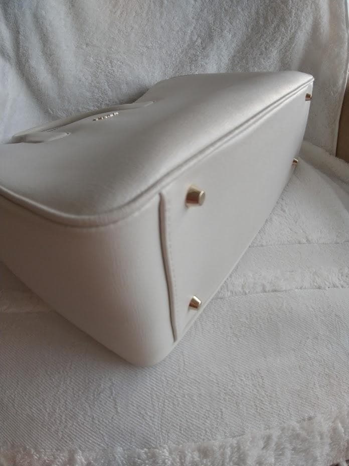 新品・未使用 フルラ FURLA ホワイト レザートートバッグ