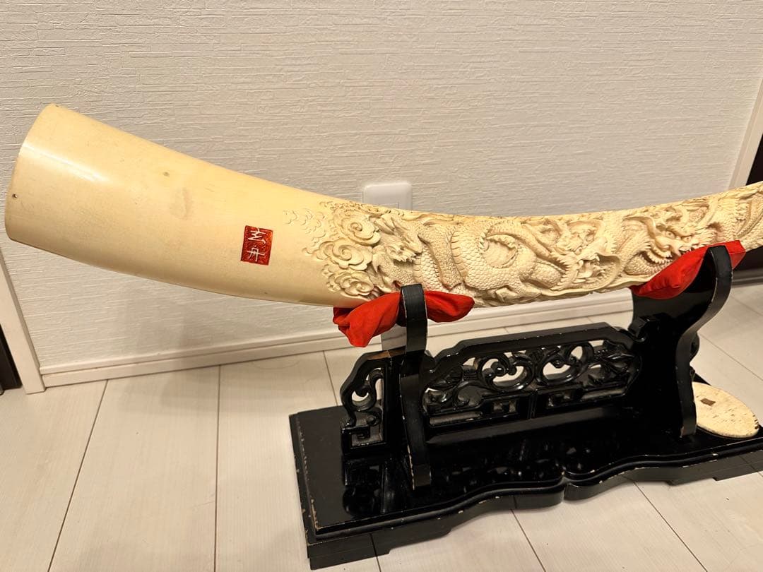 リ*ウ様 象牙風 彫刻 木製スタンド付き