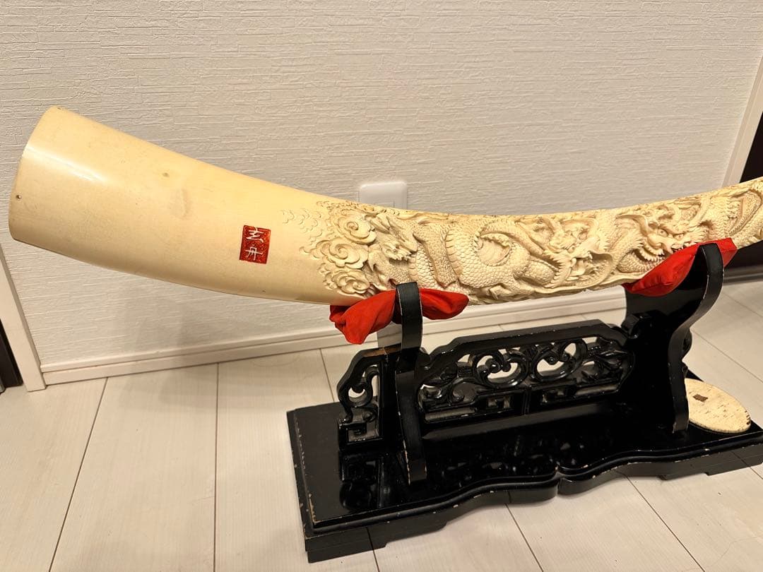 リ*ウ様 象牙風 彫刻 木製スタンド付き