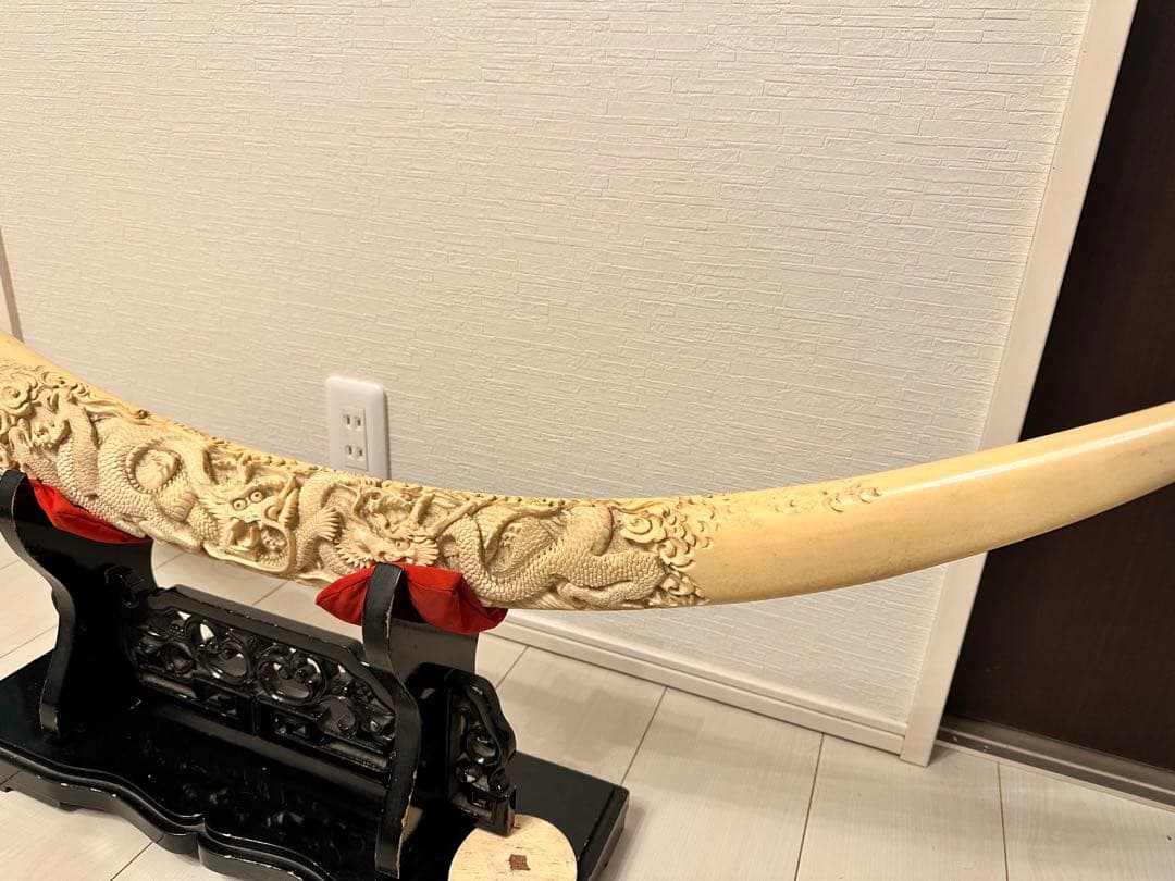 リ*ウ様 象牙風 彫刻 木製スタンド付き