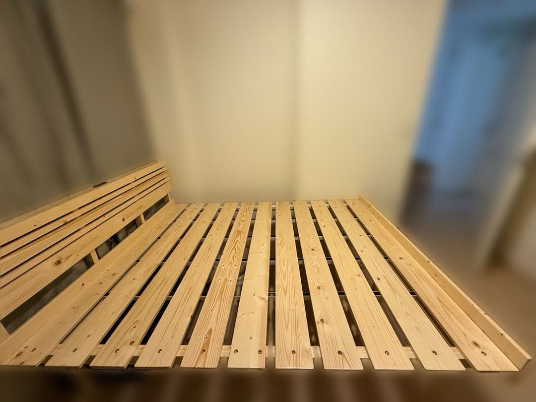 【中古品】マーヴィン すのこベッド 棚コンセント付き クイーン ベッドフレーム