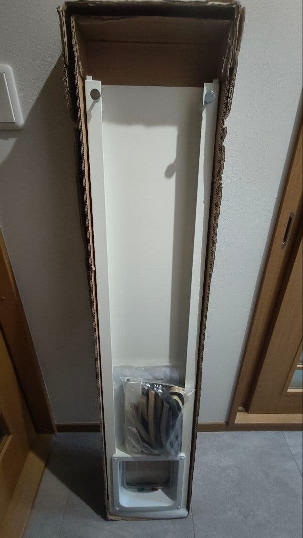 ペットスルーもん　小型犬、猫用ペットドア　開閉ロック機能　訳あり品　ホワイト