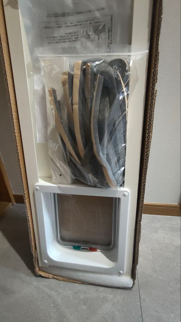 ペットスルーもん　小型犬、猫用ペットドア　開閉ロック機能　訳あり品　ホワイト