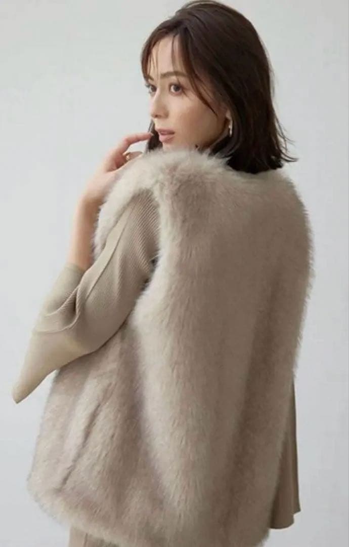 新品未使用タグ付き　アニュアンス　ショートファーベスト　グレイベージュ