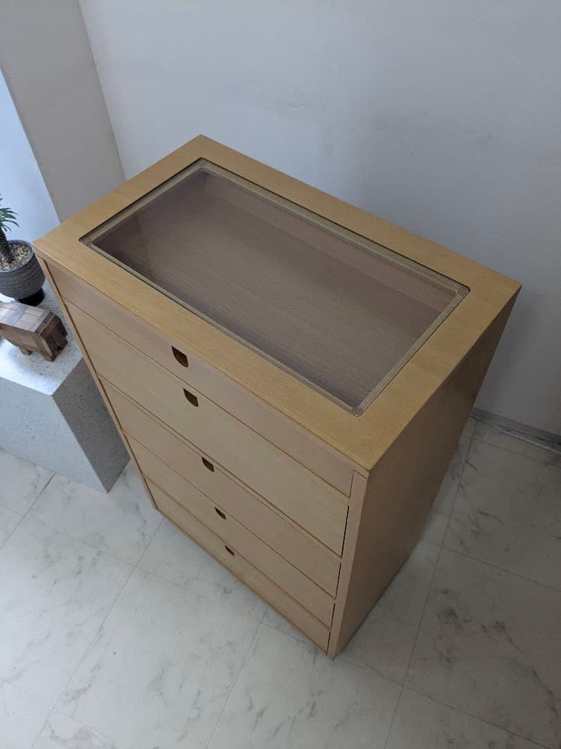 ILLUMS 北欧モダン 五段 キャスター ディスプレイチェスト ガラス天板