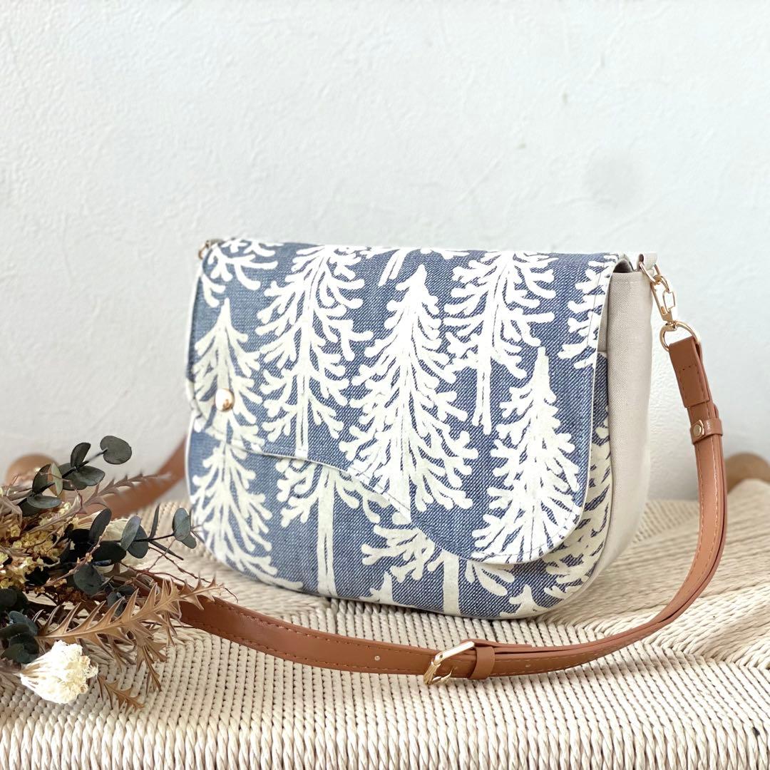 ⚮̈ミナペルホネン　metsä いっぱいポッケのフラップポシェット