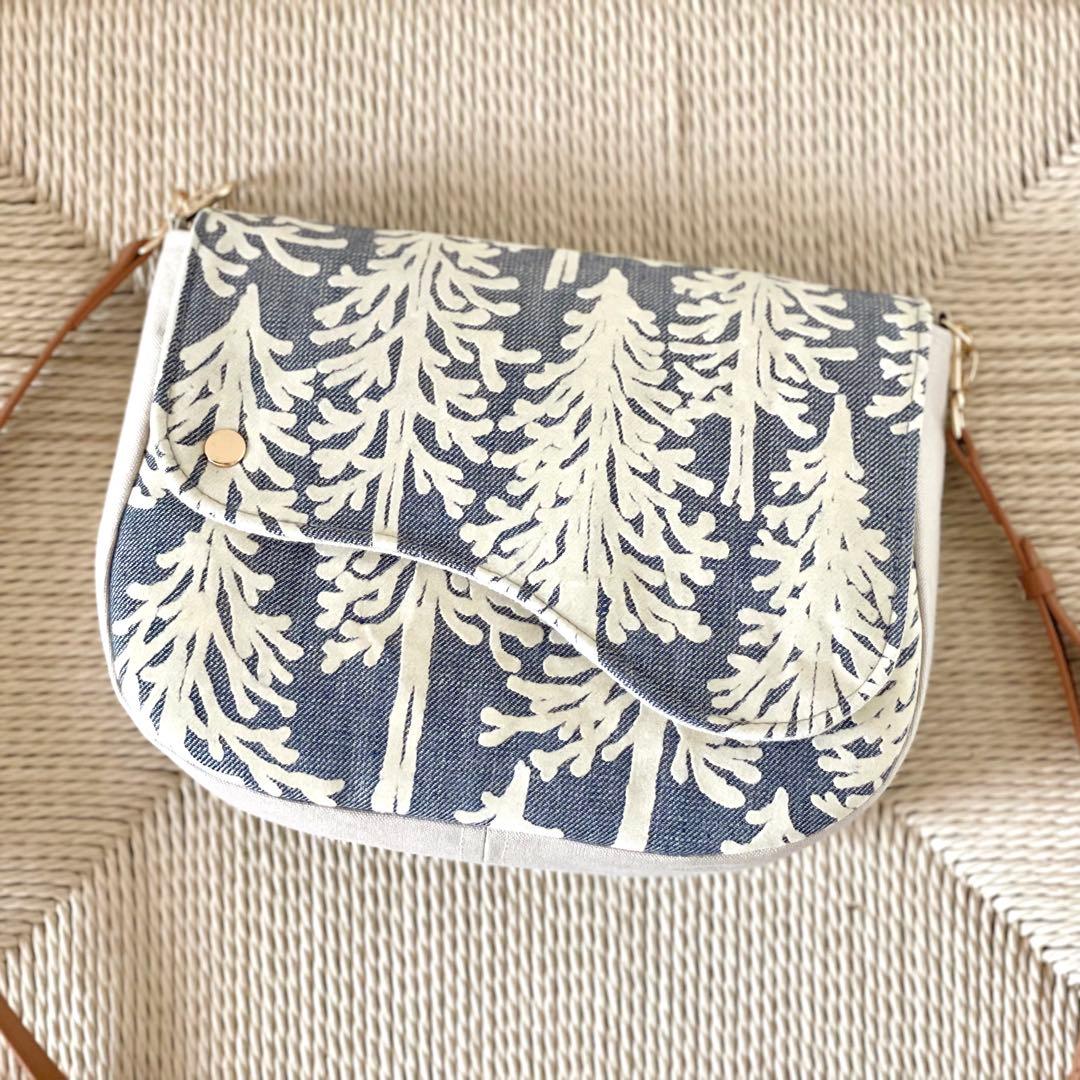 ⚮̈ミナペルホネン　metsä いっぱいポッケのフラップポシェット