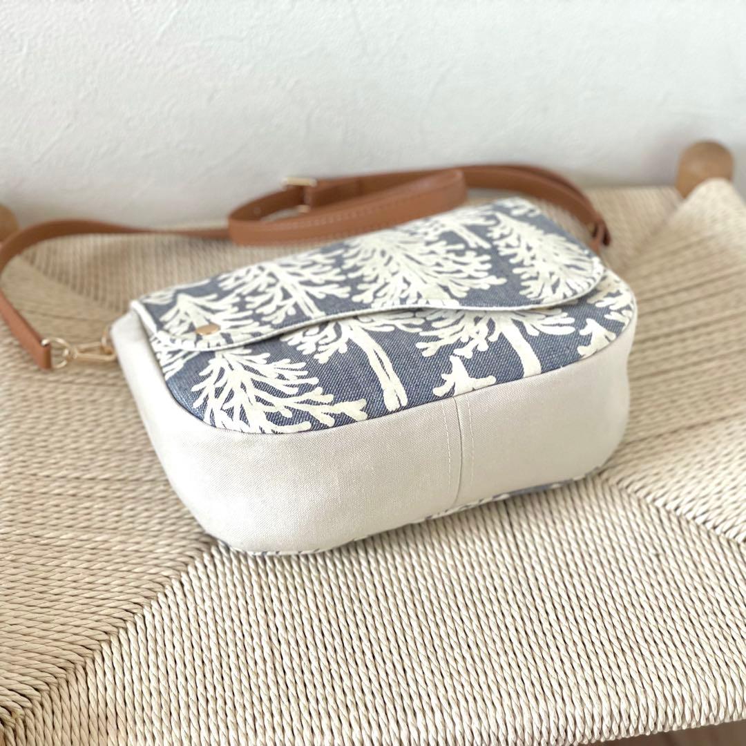 ⚮̈ミナペルホネン　metsä いっぱいポッケのフラップポシェット
