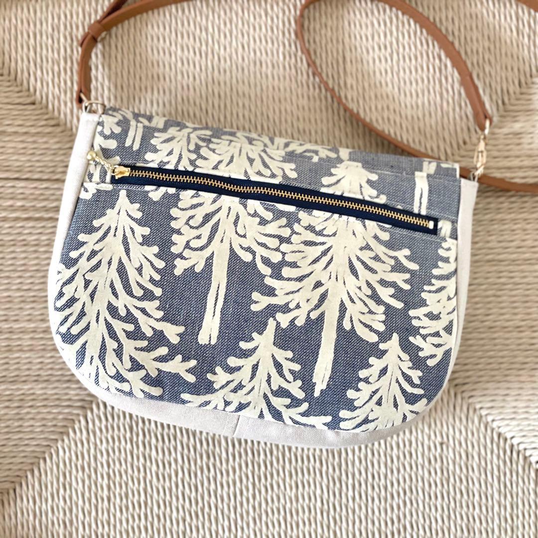 ⚮̈ミナペルホネン　metsä いっぱいポッケのフラップポシェット