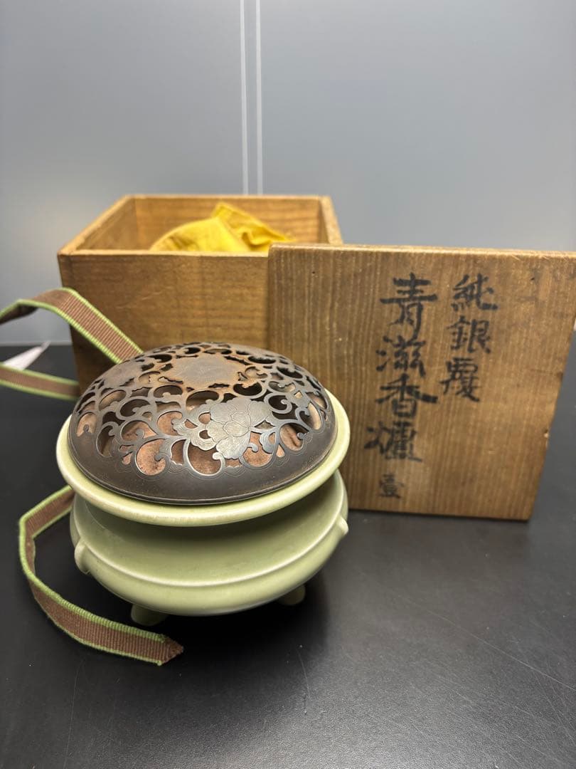 純銀覆 青磁香炉 純銀蓋 透かし彫り 花文様 共箱付き 青磁香爐 骨董品