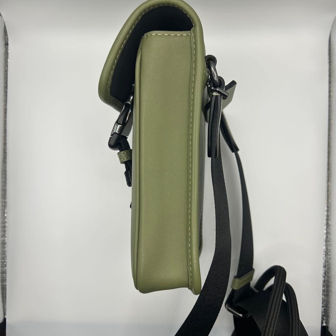 極美品✨COACH ショルダーバッグ レーサー フォン クロスボディ 収納袋 緑