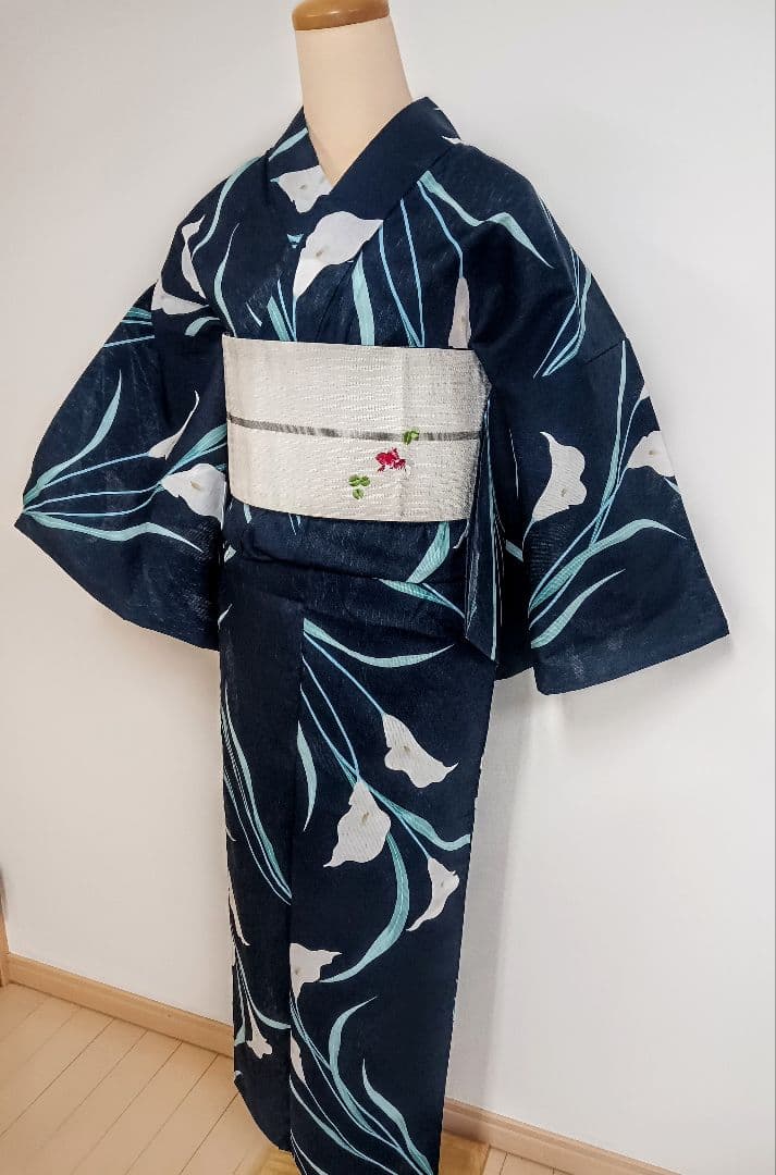 あんじゅら樣専用　綿麻浴衣　深い紺色✕カラーの花