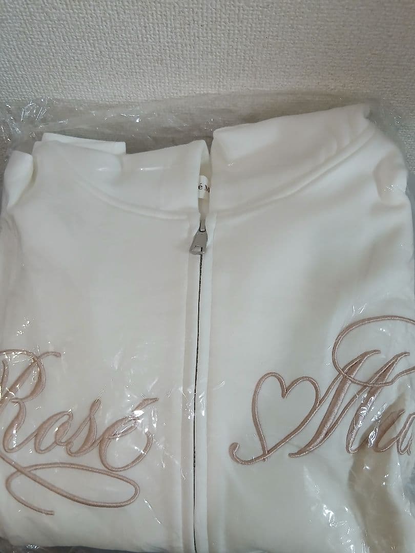 Logo 3d embroidery hoodieロゼミューズ