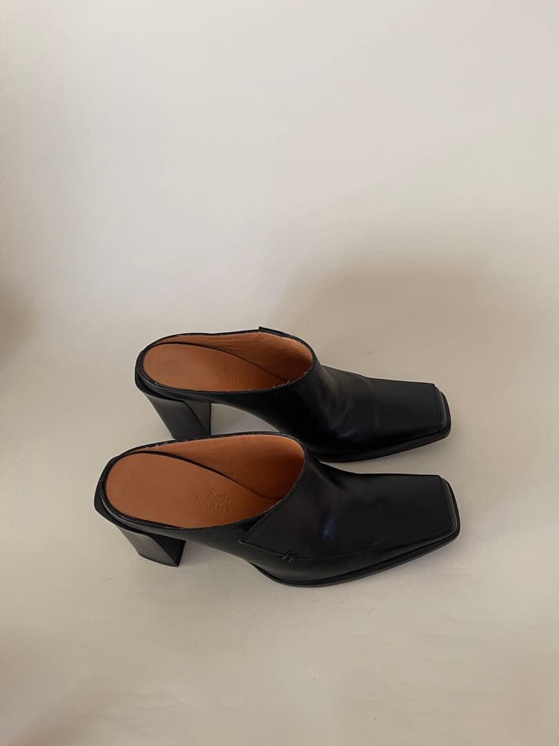 Hermesエルメスブラックレザー スクエアトゥ ミュール36.5