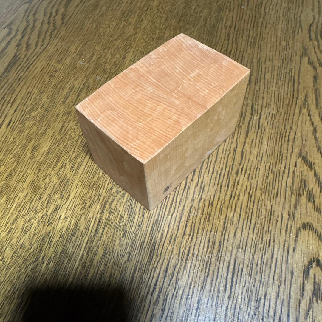 木彫の猫　手作り　箱から顔を出している猫　キューブ