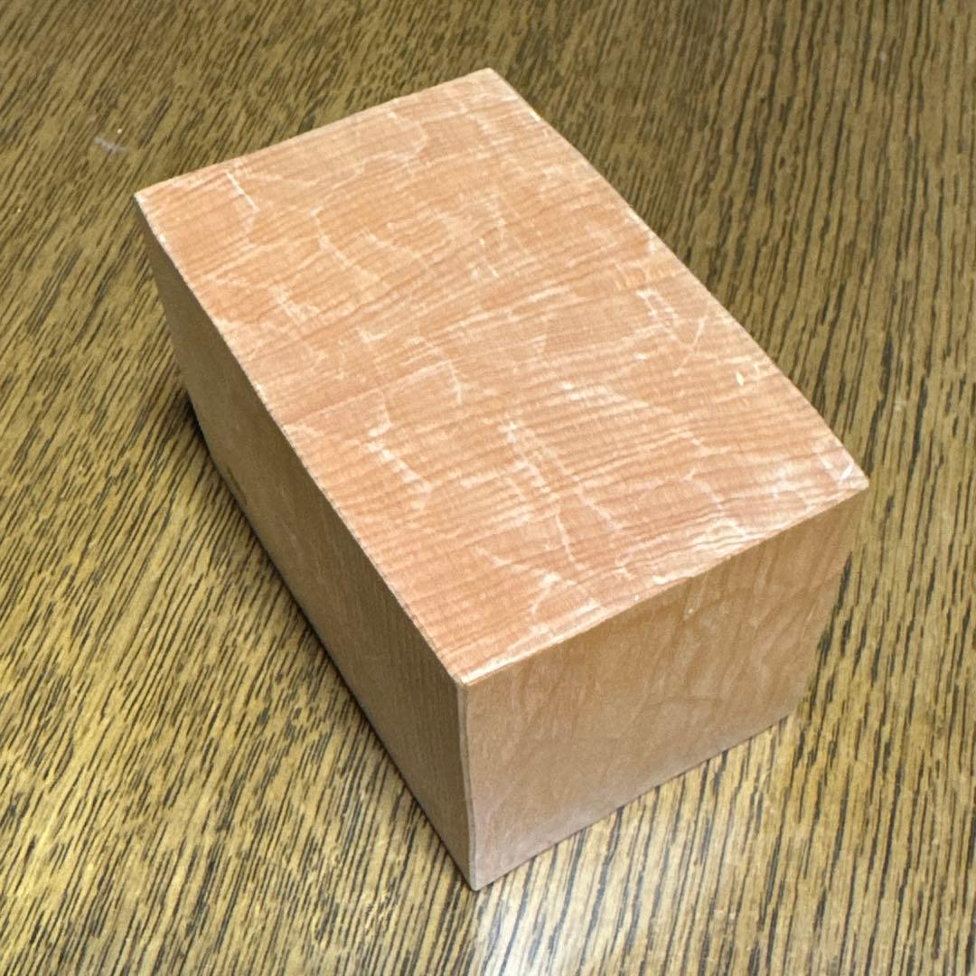 木彫の猫　手作り　箱から顔を出している猫　キューブ