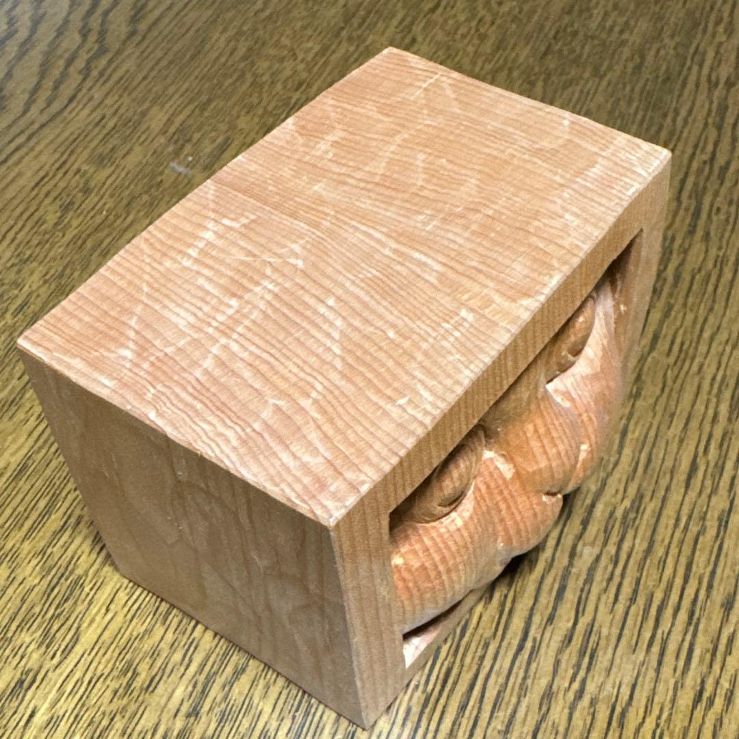 木彫の猫　手作り　箱から顔を出している猫　キューブ