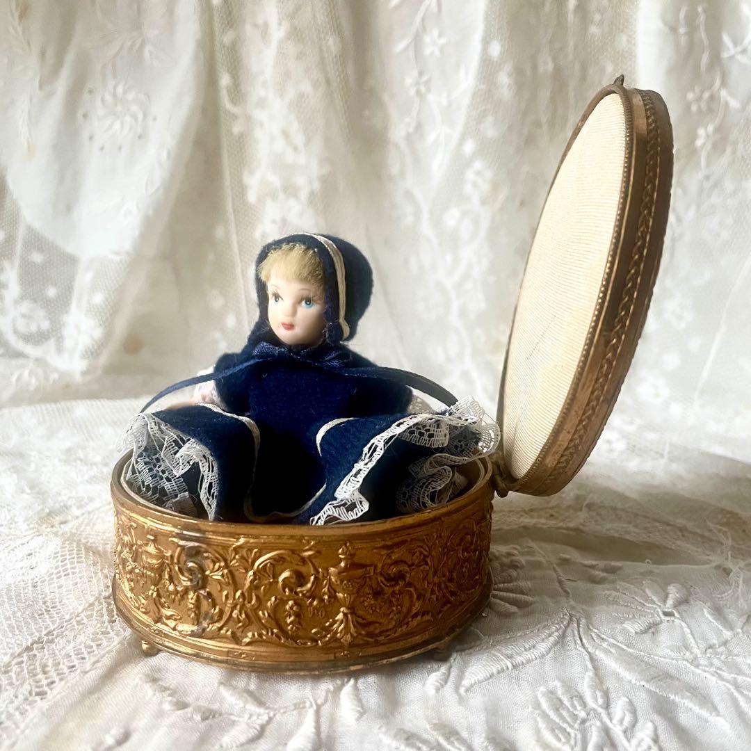 マドモアゼルの絵入りラウンド型ジュエリーボックス　フランスアンティーク