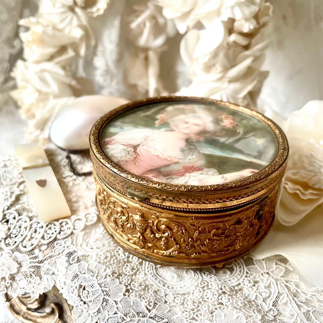 マドモアゼルの絵入りラウンド型ジュエリーボックス　フランスアンティーク