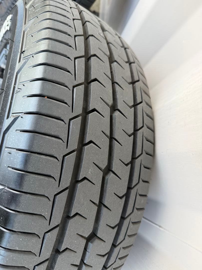 ハイエース200用バトルシップ16インチホワイトレタータイヤ付き