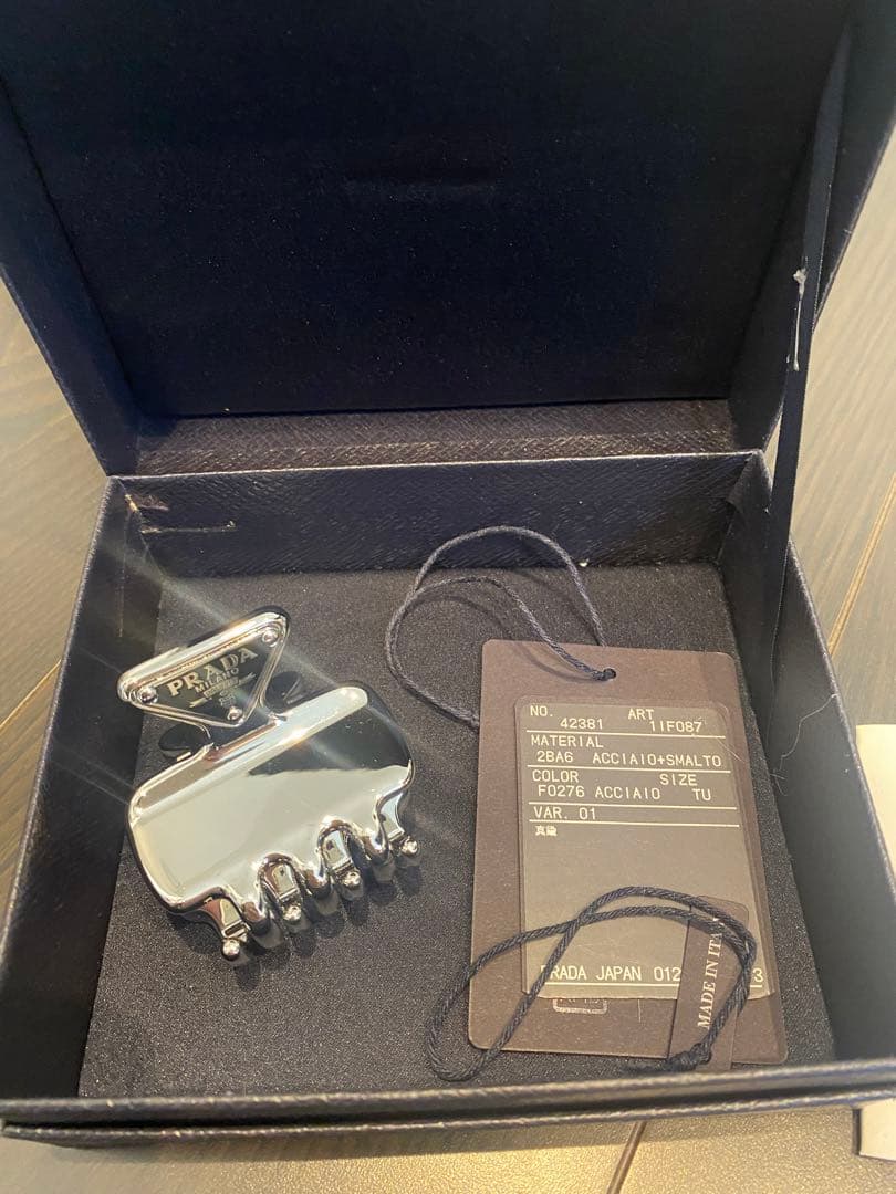 正規品PRADA ヘアクリップ