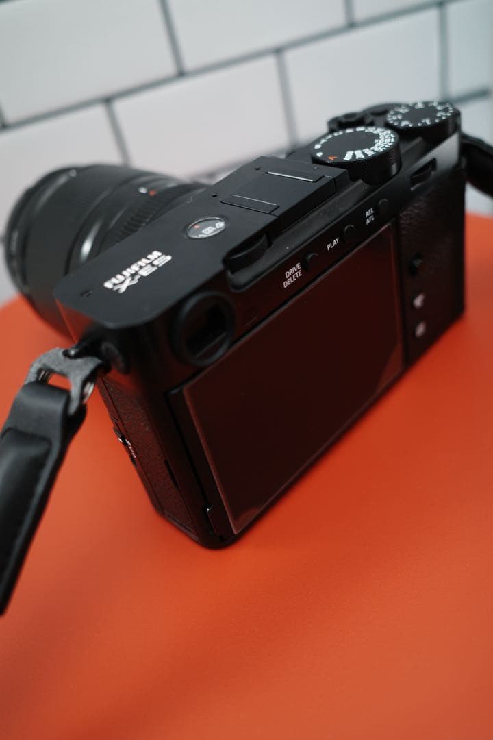 【美品元箱有り】FUJIFILMミラーレス一眼カメラ ズームレンズ付き ブラック