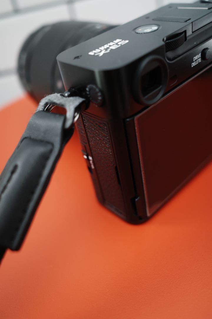 【美品元箱有り】FUJIFILMミラーレス一眼カメラ ズームレンズ付き ブラック