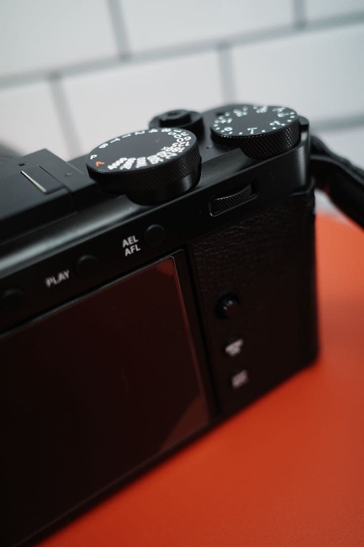 【美品元箱有り】FUJIFILMミラーレス一眼カメラ ズームレンズ付き ブラック