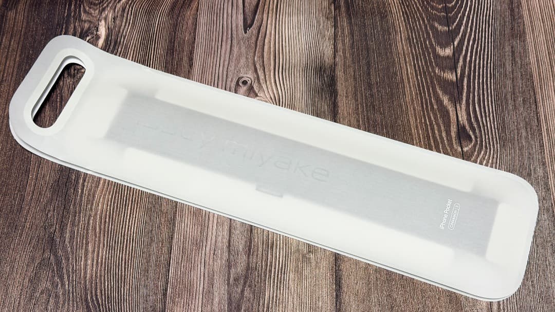 iPhone Pocket by ISSEY MIYAKE シナモン ショート