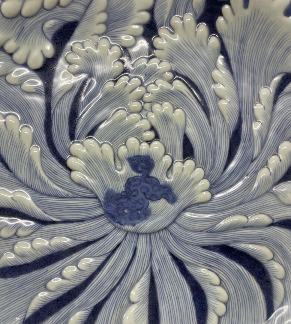 古伊万里　唐獅子牡丹　大明成化年製　染付　陽刻　大皿　y27