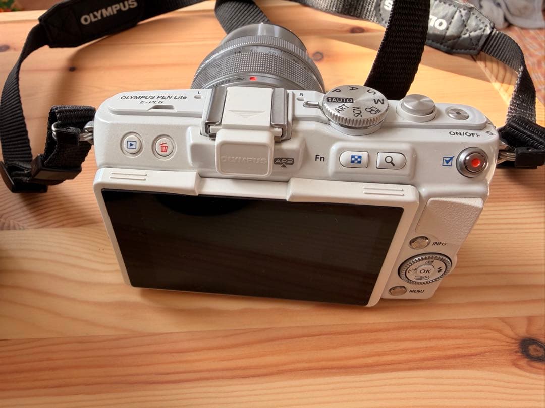 オリンパス OLYMPUS Pen Lite E-PL6 ミラーレス一眼　カメラ
